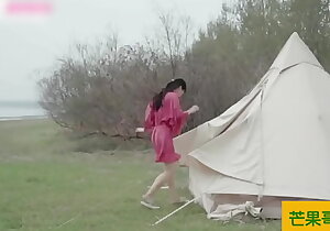 性感温柔御姐，野外露出，露营被男人勾引，帐篷内射。芒果哥 porn