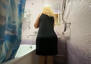 Sexy mature lady longed-for anal sex when she was in the bathroom and gave her anal cock chink