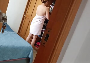 Mi madrastra me descubre espiándola cuando sale de la ducha y se asombra con mi polla dura
